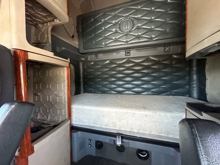2015-freightliner-cascadia-125-image-12