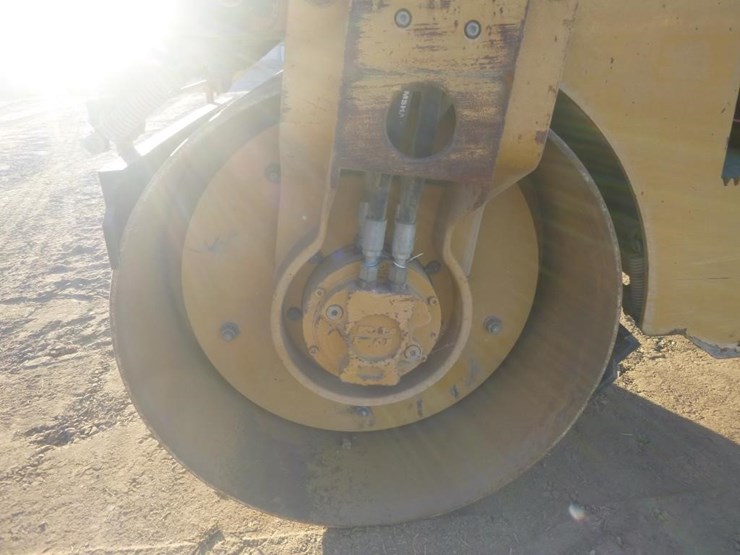 2013-caterpillar-cb22-image-13