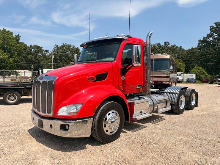 2020-peterbilt-579-image-1