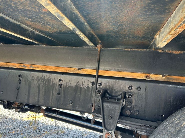2004-freightliner-fl80-image-26