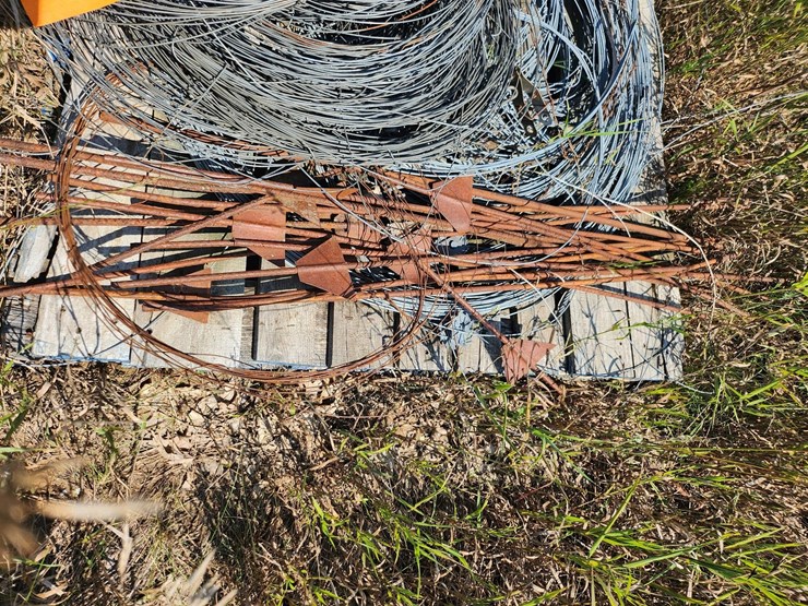 #2834-•-pallet-of-galvanized-fencing-wire-and-metal-stakes-image-3
