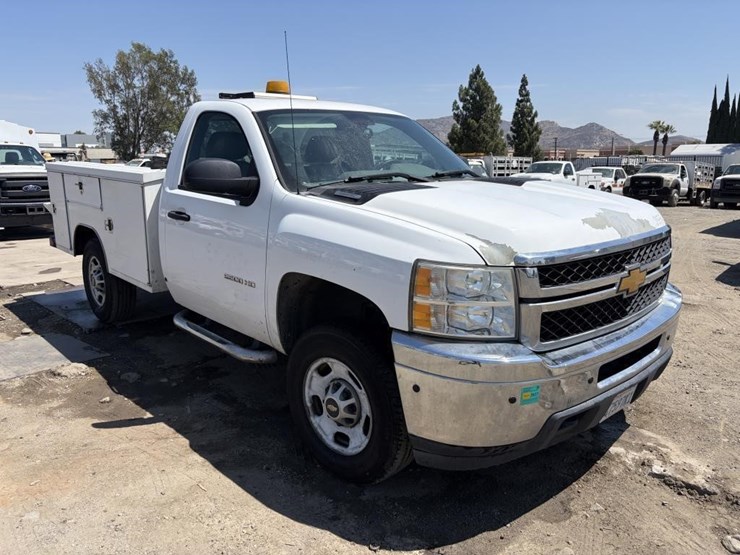 2013-chevrolet-silverado-2500-image-2