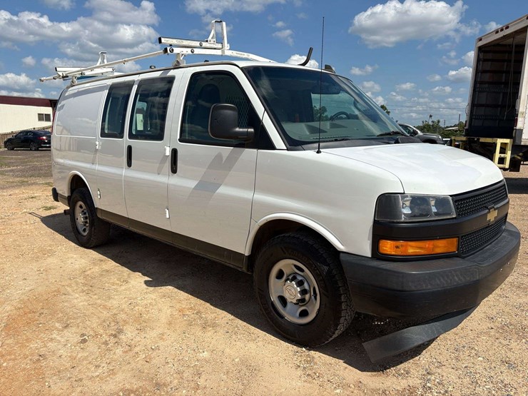 2018-chevrolet-express-2500-image-4