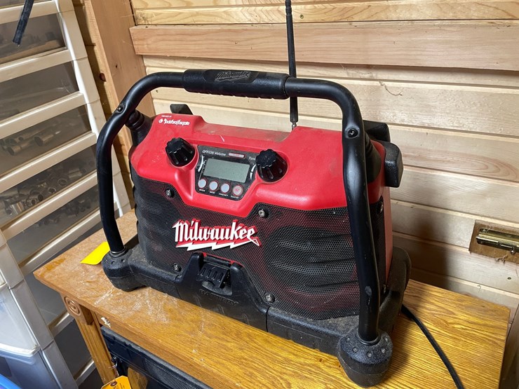 #10181-•-milwaukee-jobsite-radio-image-10