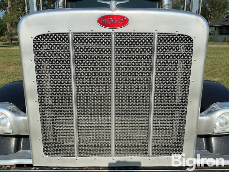 2017-peterbilt-389-image-13