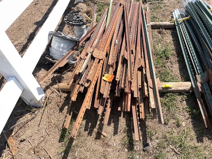 #7966-•-lot-of-assorted-fence-posts-image-4