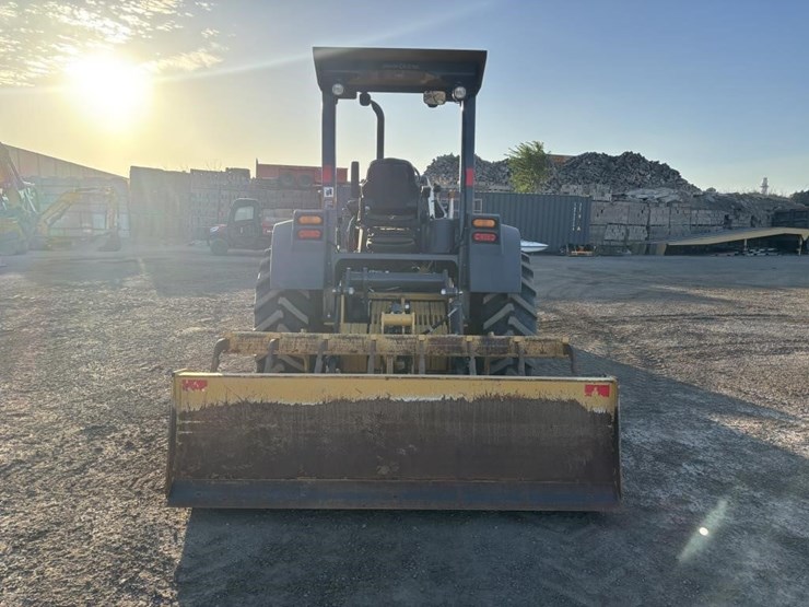2020-deere-210l-image-8