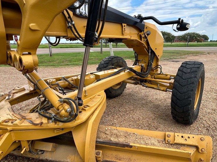2020-caterpillar-140-image-31