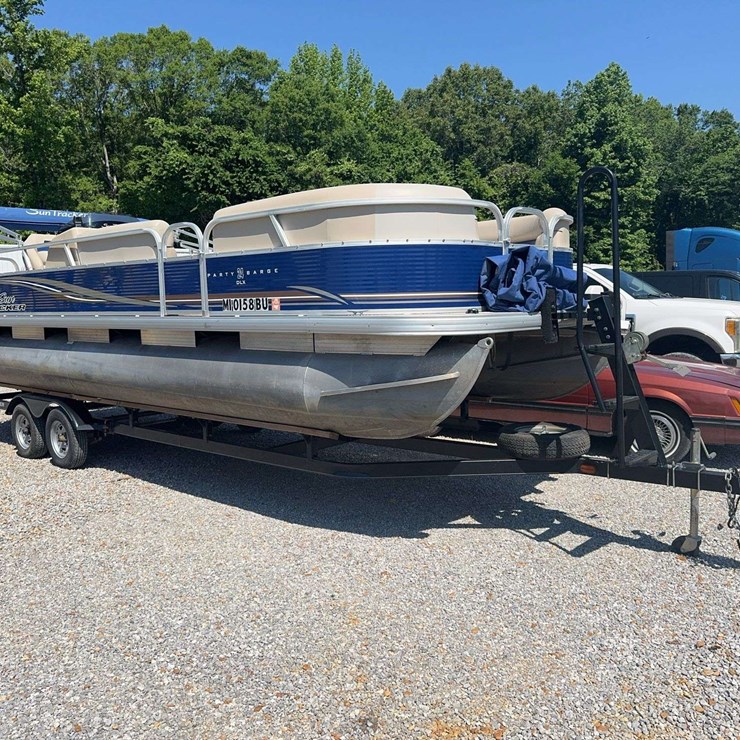 2012 Suntracker 24' DLX Pontoon Boat (Party Barge)