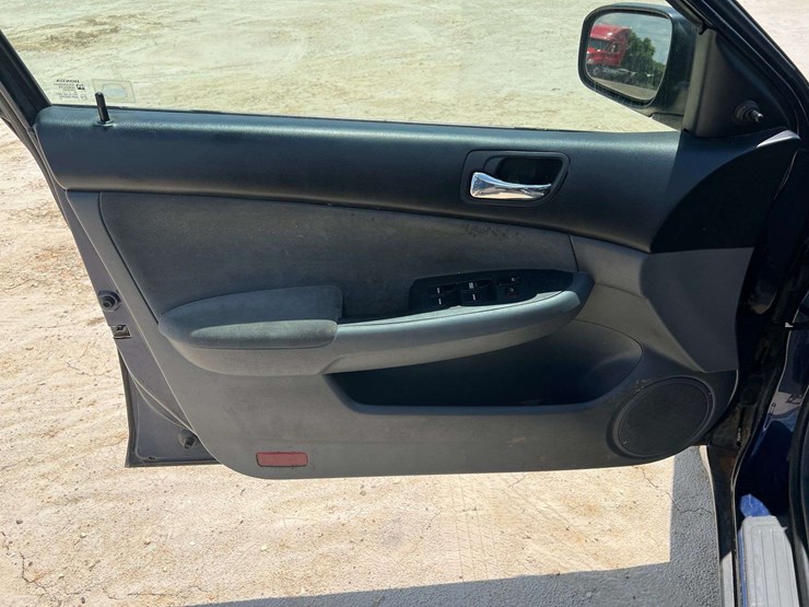 2006-honda-accord-4-door-sedan-(241,528-miles)-image-13