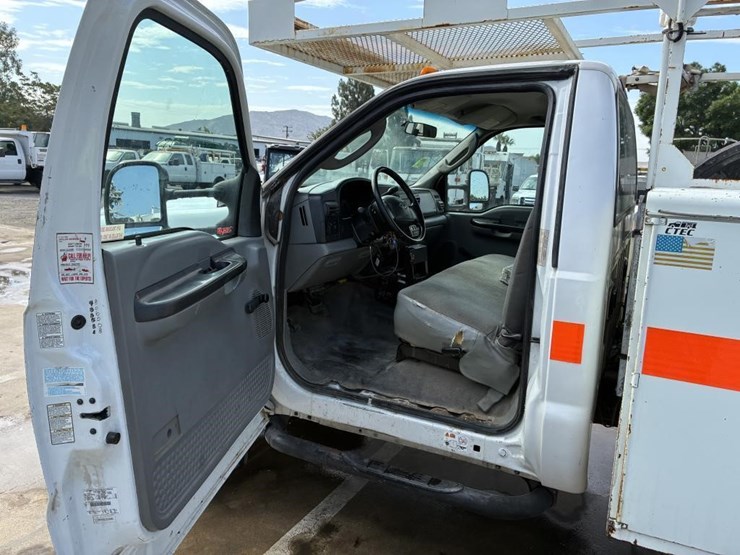 2005-ford-f450-image-16