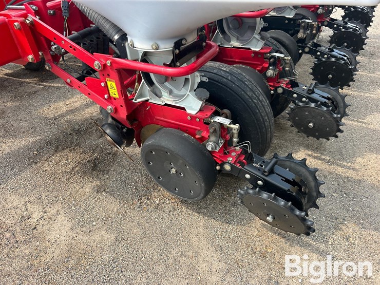 2013-massey-ferguson-8180-16r30-planter-image-13