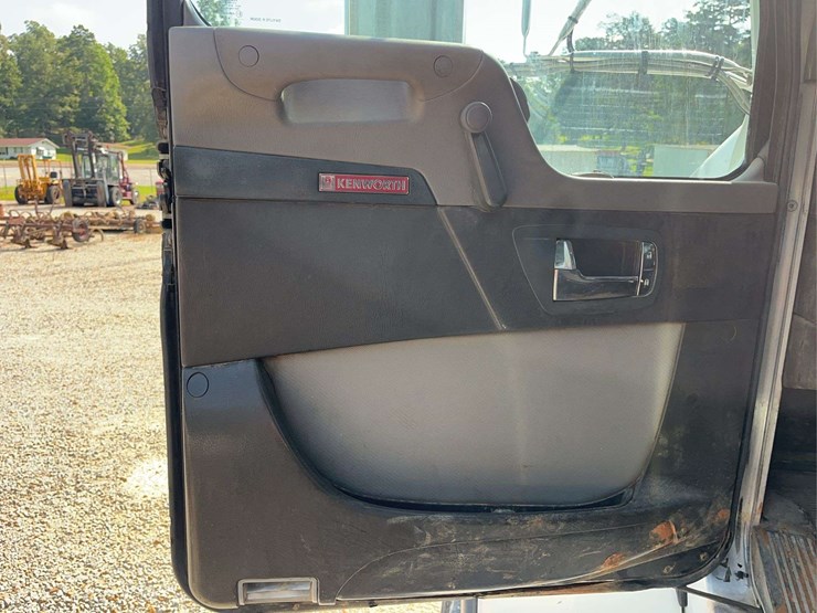 2019-kenworth-t8-series-dump-truck-image-26