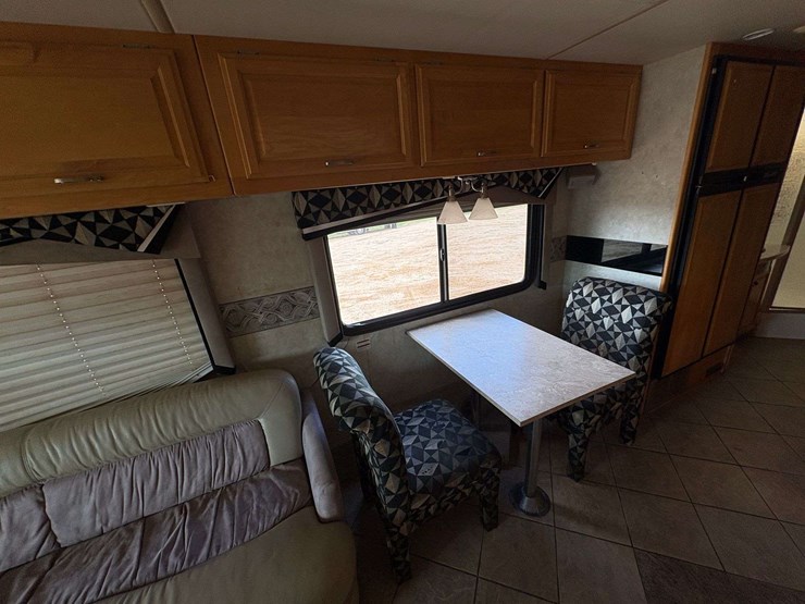 2003-freightliner-xc-fleetwood-revolution-diesel-pusher-motor-home-(65,650-miles)-image-25