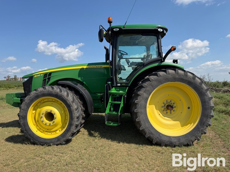 john-deere-8235r-image-8