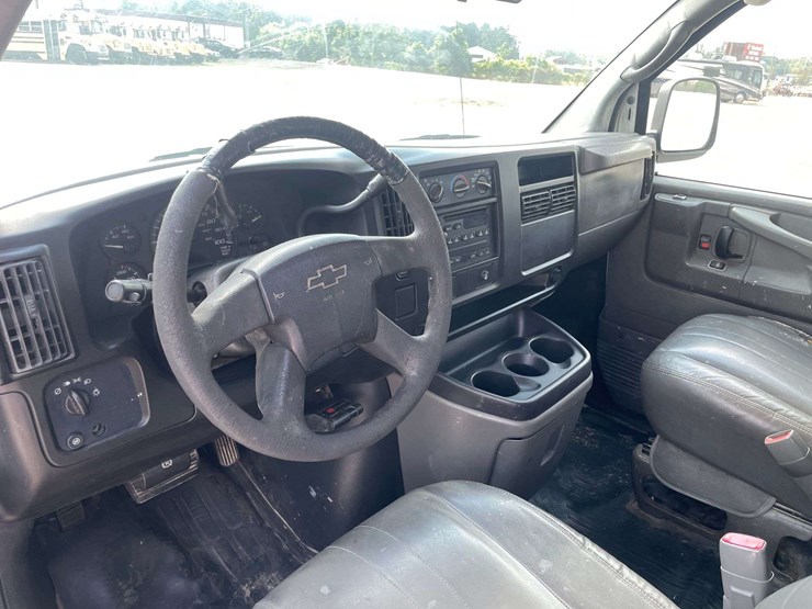 2005-chevrolet-express-3500-image-11