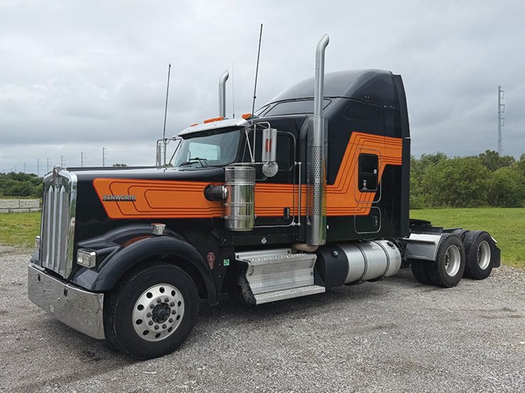 2022-kenworth-w900l-image-1