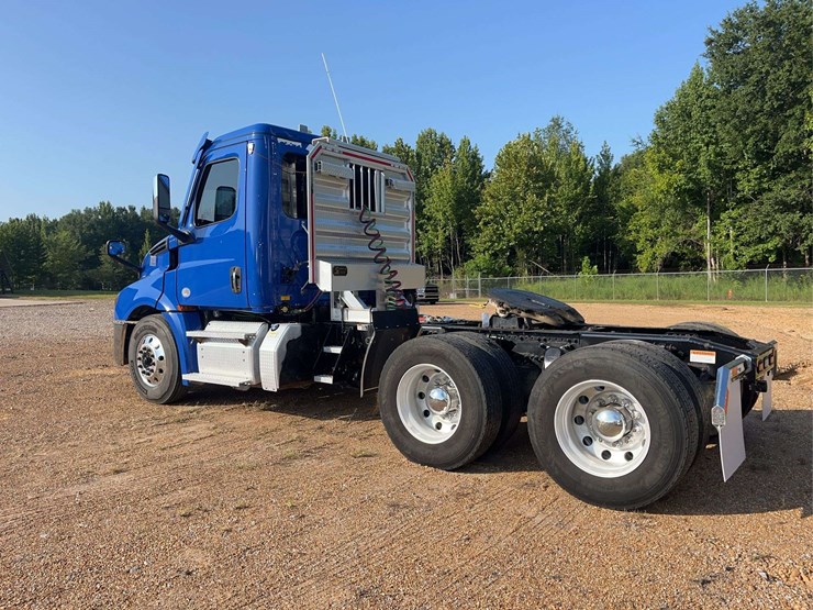 2021-freightliner-cascadia-truck-image-3