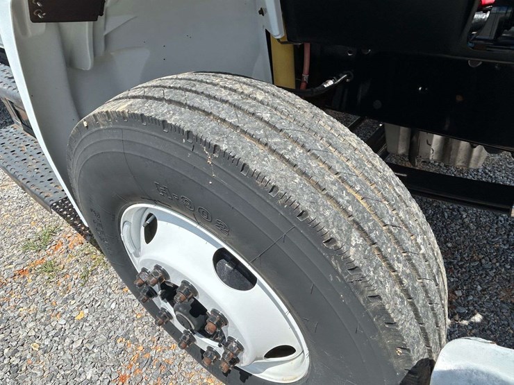 2004-freightliner-fl80-image-35