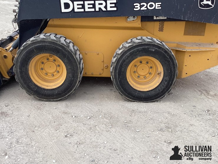 2016-deere-320e-image-18