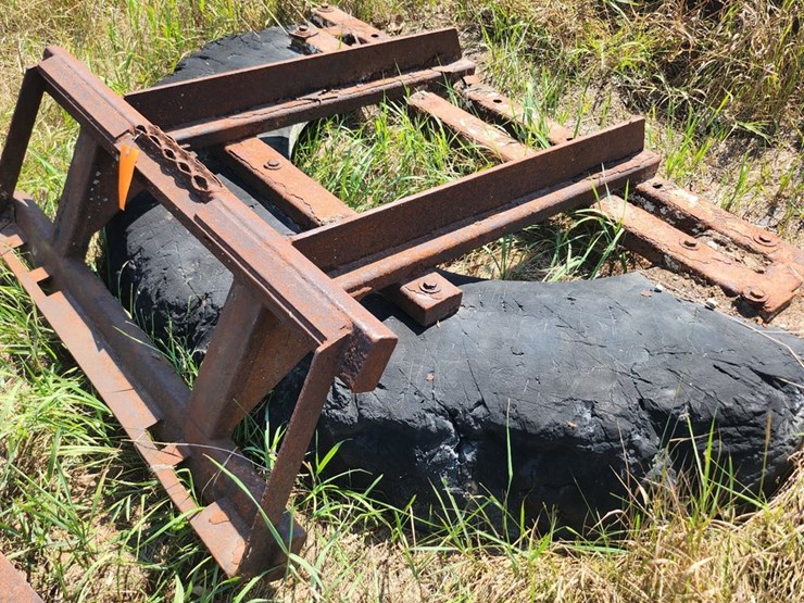 #2832-•-tire-scraper-with-metal-frame-image-3
