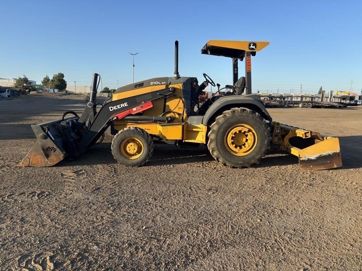 2020-deere-210l-image-5