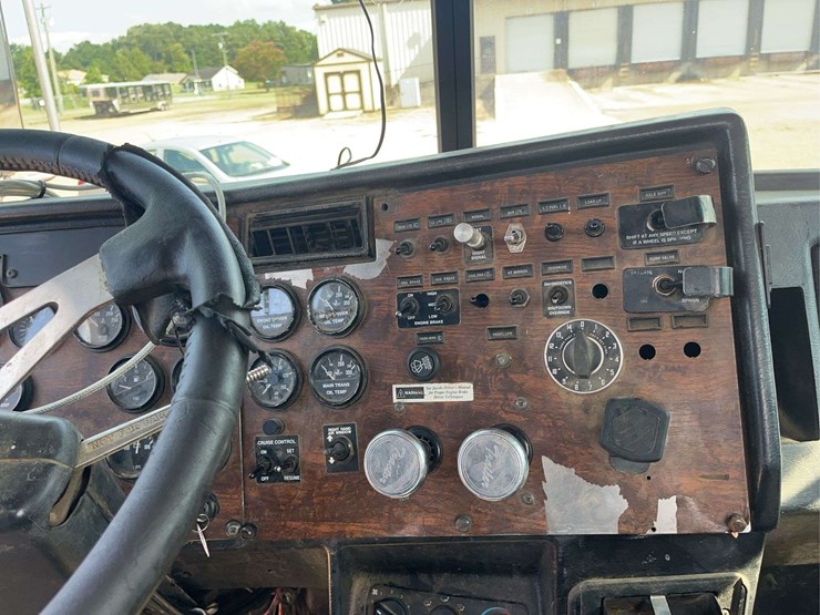 2000-peterbilt-379-image-13