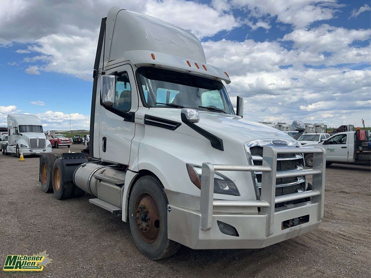2018-freightliner-cascadia-t/a-day-cab-tractor-image-2