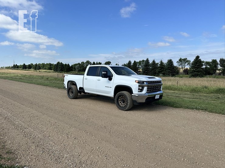 2021-chevrolet-silverado-2500hd-lt-image-2
