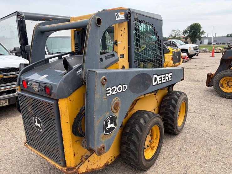 deere-320d-image-4