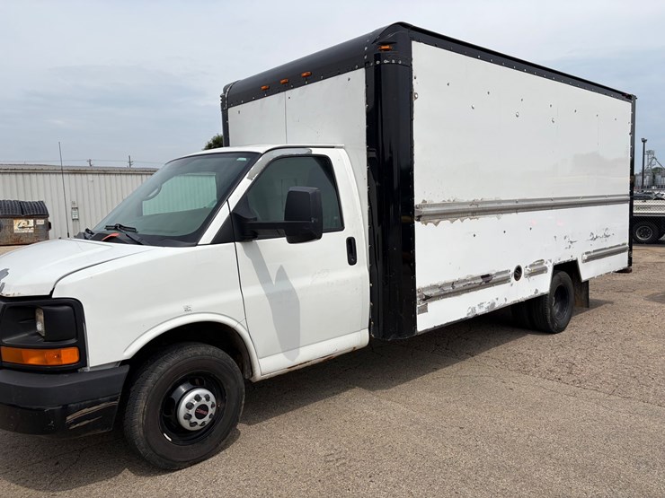 #8368-•-2010-gmc-box-truck-(has-wi-title)-image-1