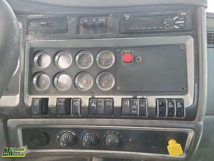 non-operable-2015-kenworth-t4-series-t/a-hook-lift-truck-image-15