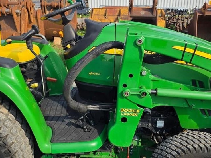 2013-john-deere-3520-image-11