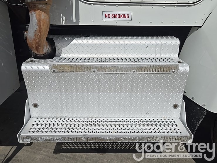 2012-peterbilt-348-image-35
