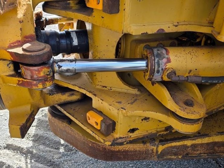 2011-caterpillar-740-image-33