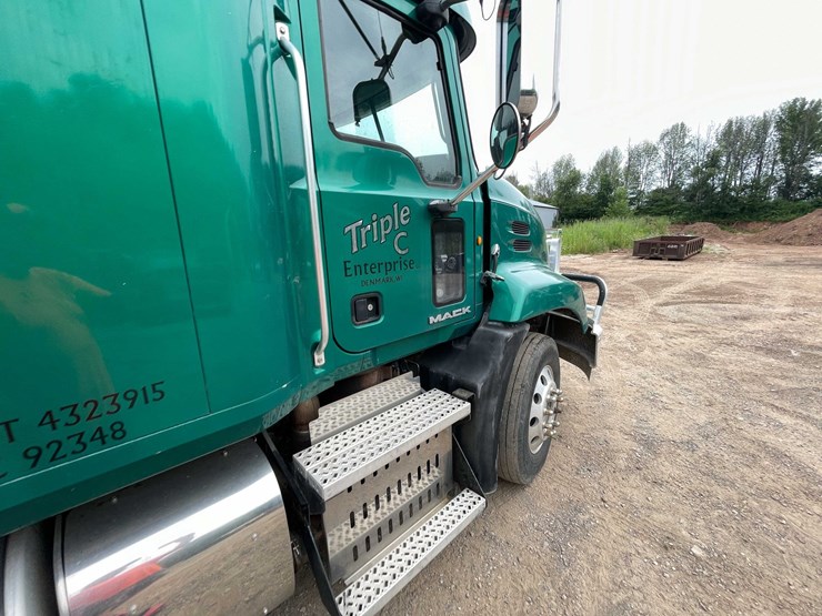 #114-•-2011-mack-semi-tractor-(has-wi-title)-(denmark,-wi)-image-51