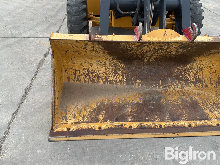 2018-deere-310l-image-16