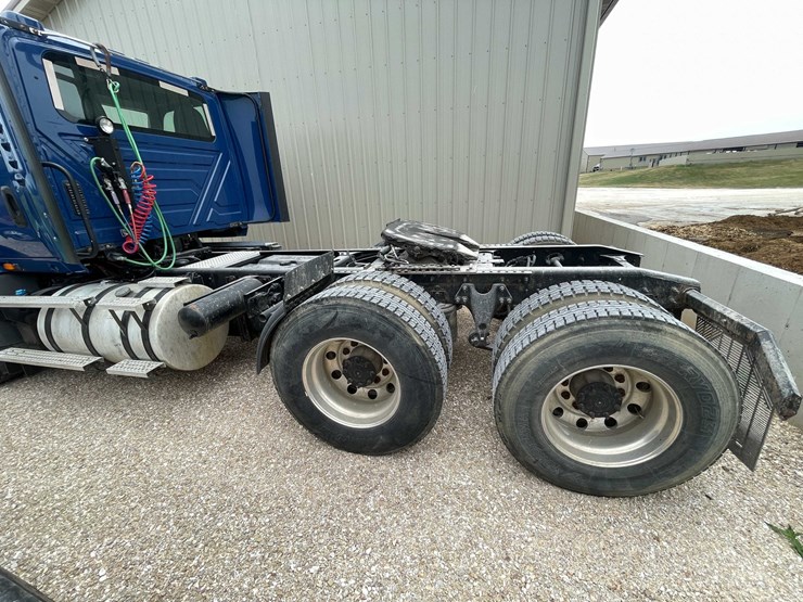 #108-•-2020-international-semi-tractor-(has-wi-title)-(denmark,-wi)-image-8