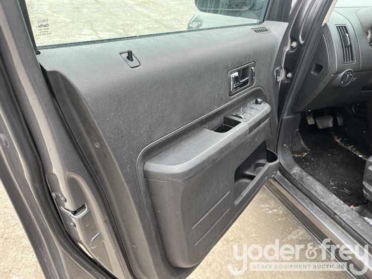 2010-ford-edge-image-15
