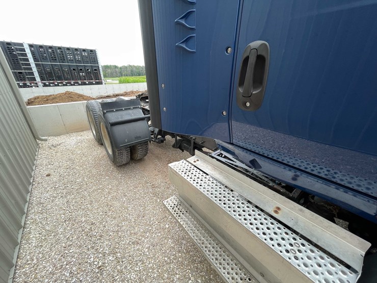 #108-•-2020-international-semi-tractor-(has-wi-title)-(denmark,-wi)-image-26