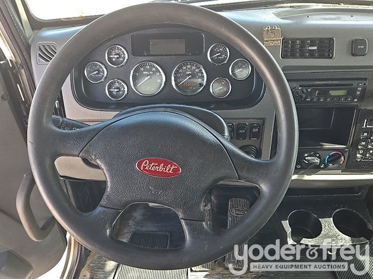 2012-peterbilt-348-image-92