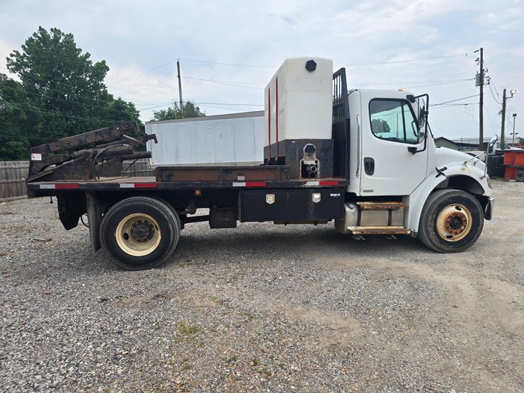 2006-freightliner-m2-106-image-15