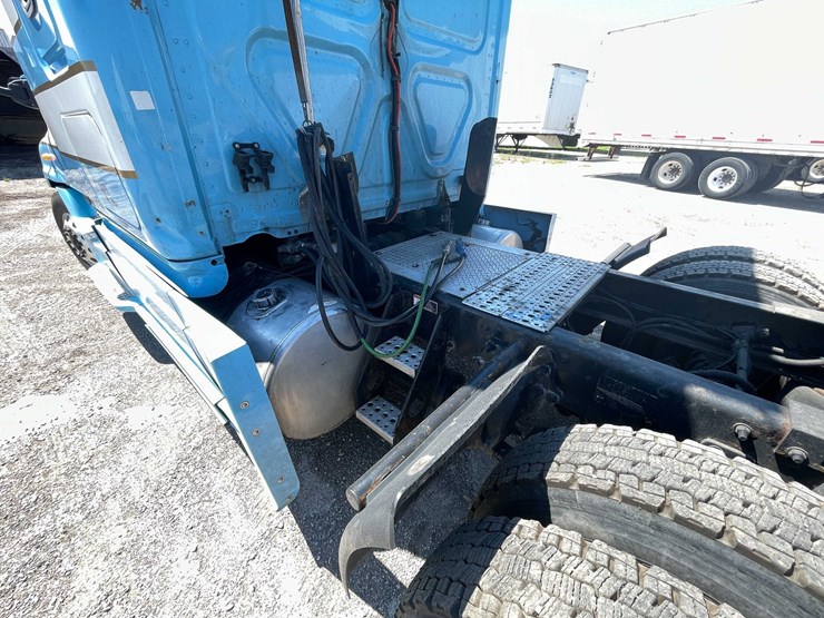 #111-•-2013-freightliner-semi-tractor-(has-wi-title)-(denmark,-wi)-image-12