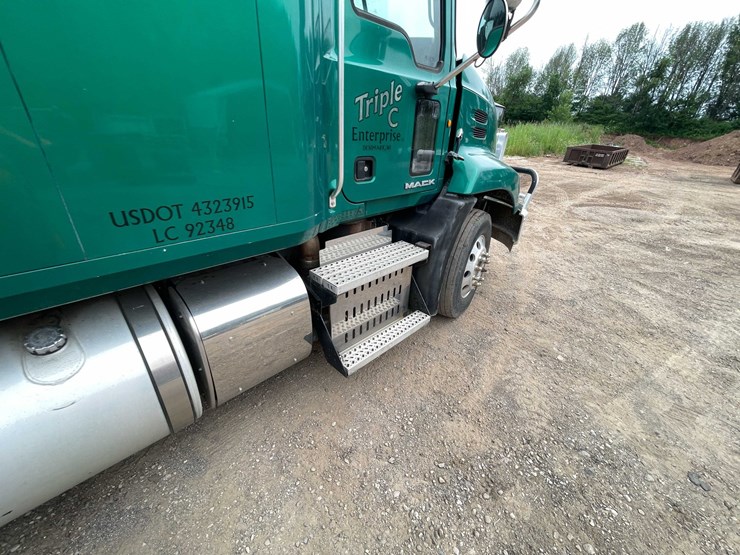 #114-•-2011-mack-semi-tractor-(has-wi-title)-(denmark,-wi)-image-50
