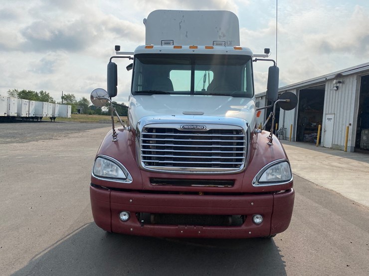 #119-•-2004-freightliner-day-cab-semi-tractor-(has-wi-title)-(eau-claire,-wi)-image-2
