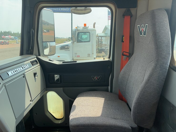 2015-western-star-w4700-semi-image-25