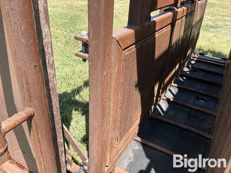 blattner-hydraulic-livestock-squeeze-chute-image-15