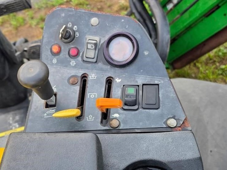 2005-john-deere-3225c-image-36