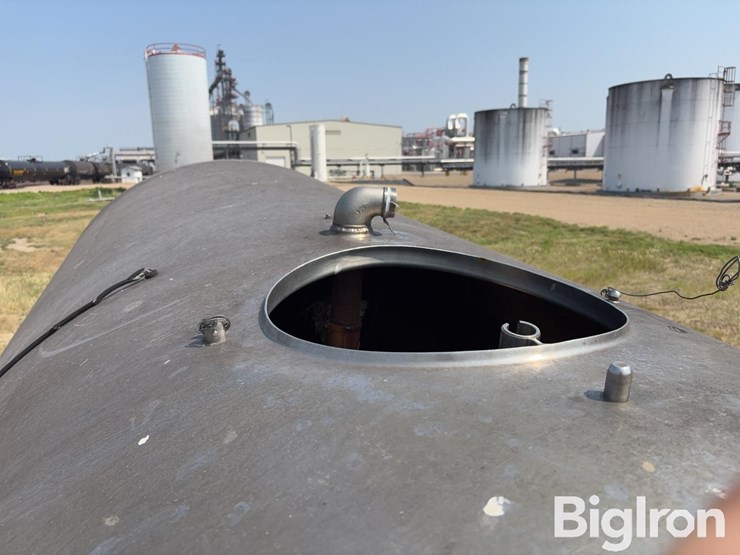 stainless-1500-gal-ss-tank-on-running-gear-image-19
