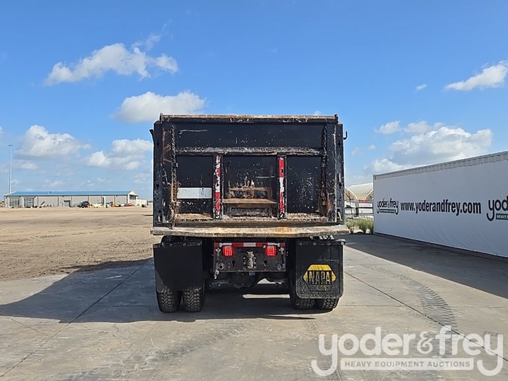 2018-peterbilt-348-image-4